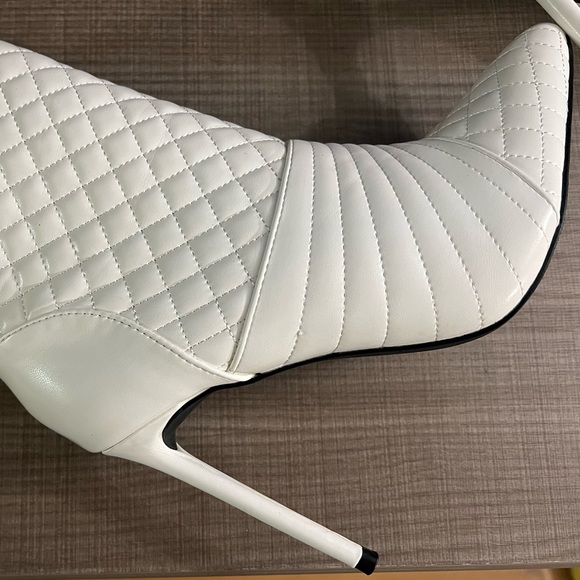 US 9 Quilted White heels boots booties stiletto - Picture 4 of 6